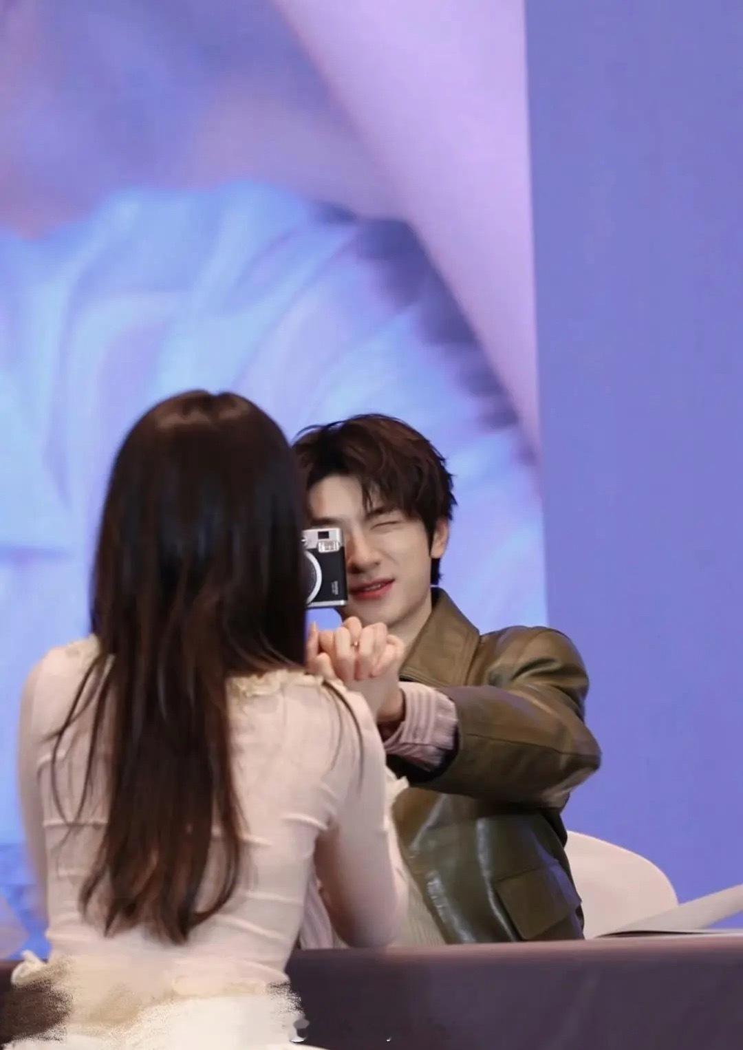 内娱现在也有这种面对面的签售形式了吗？林一和粉丝手牵手，还被捧脸对视，开辟男演员