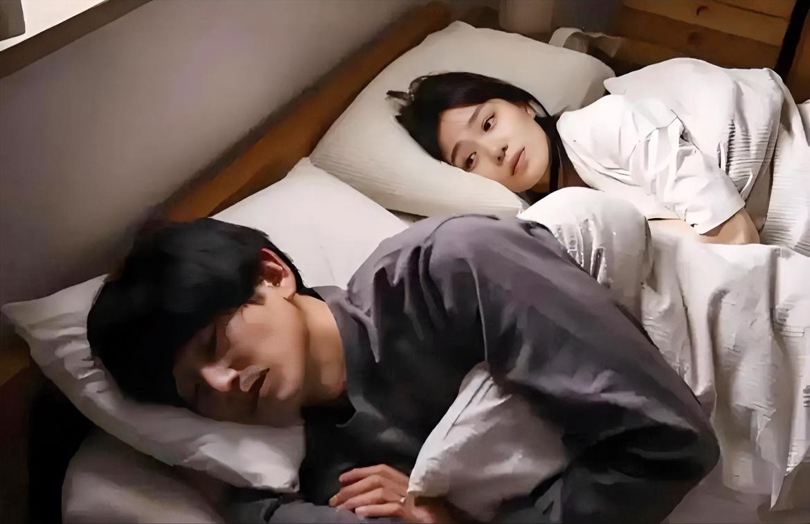 很多夫妻表面看着挺像回事，一起过日子、一起养孩子、一起应付亲戚朋友，外人看来，这