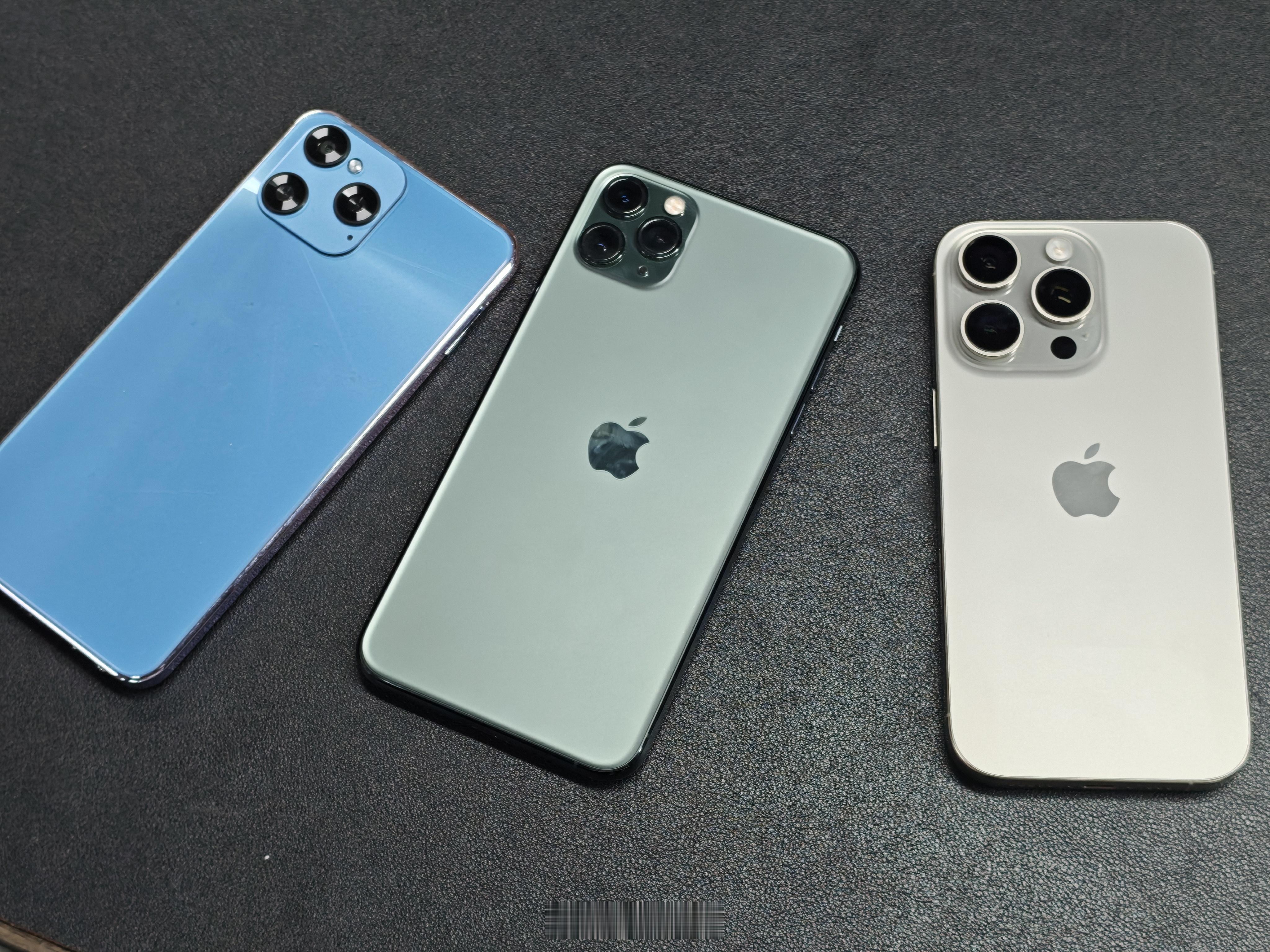 回看前几年手机的Deco，体积是真的小啊，以现在的眼光来看，都有点像山寨机了