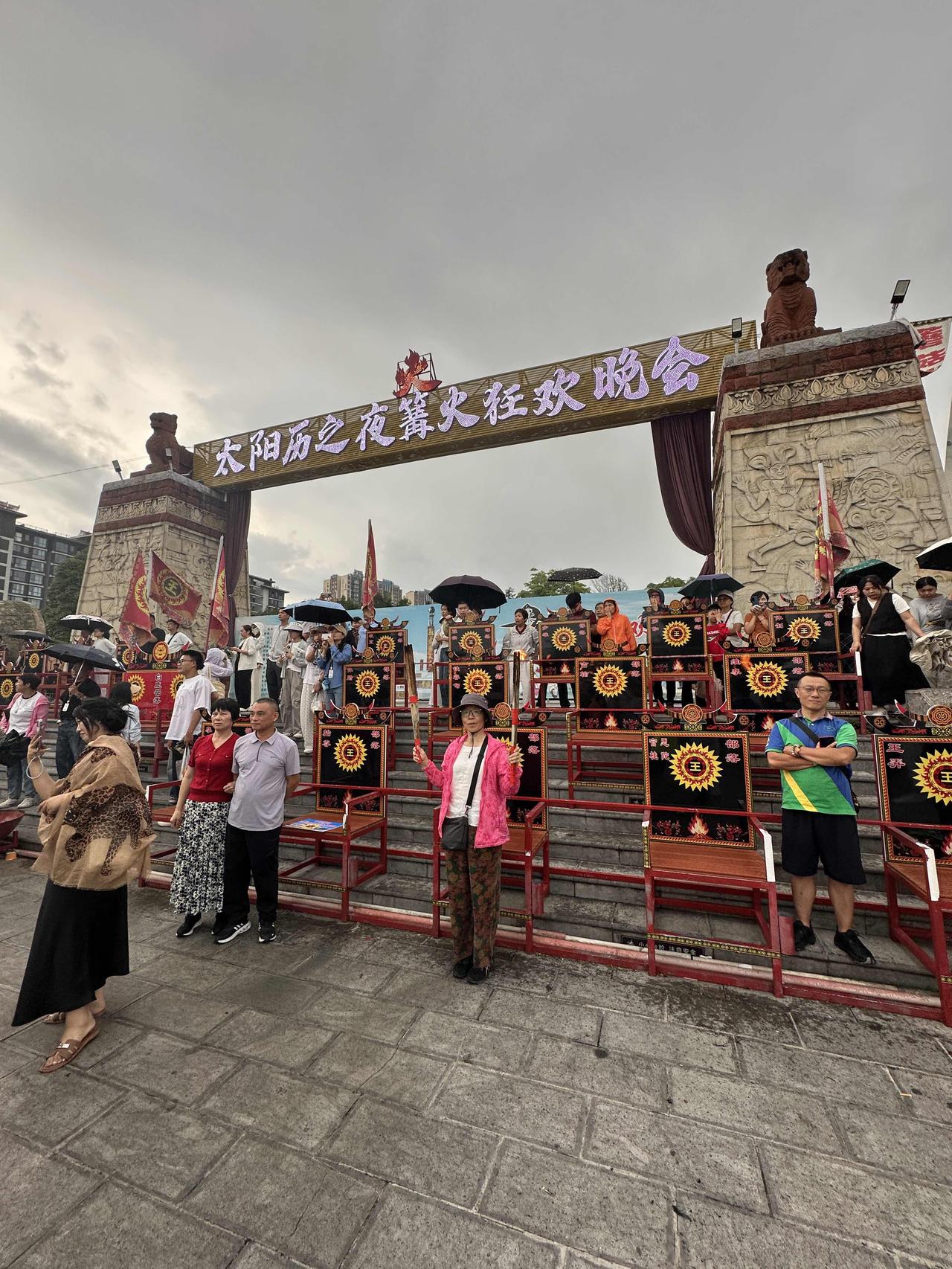 来楚雄凑热闹参加火把节，花了60块钱买了两个火把才能进入广场。六点四十火把节活动