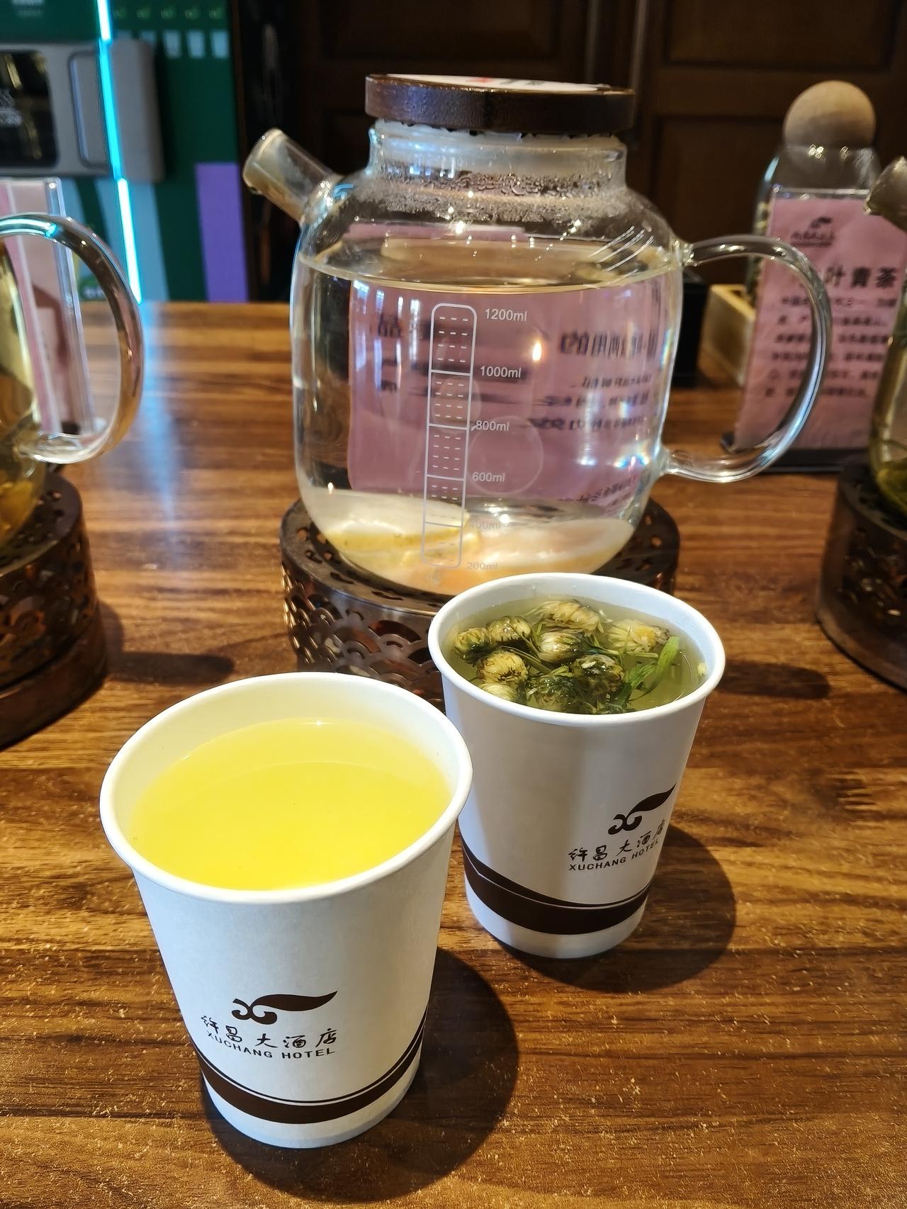 要说解渴，那必须是水更胜一筹。人体含水量约70％，渴就是身体缺水的信号，单纯补水