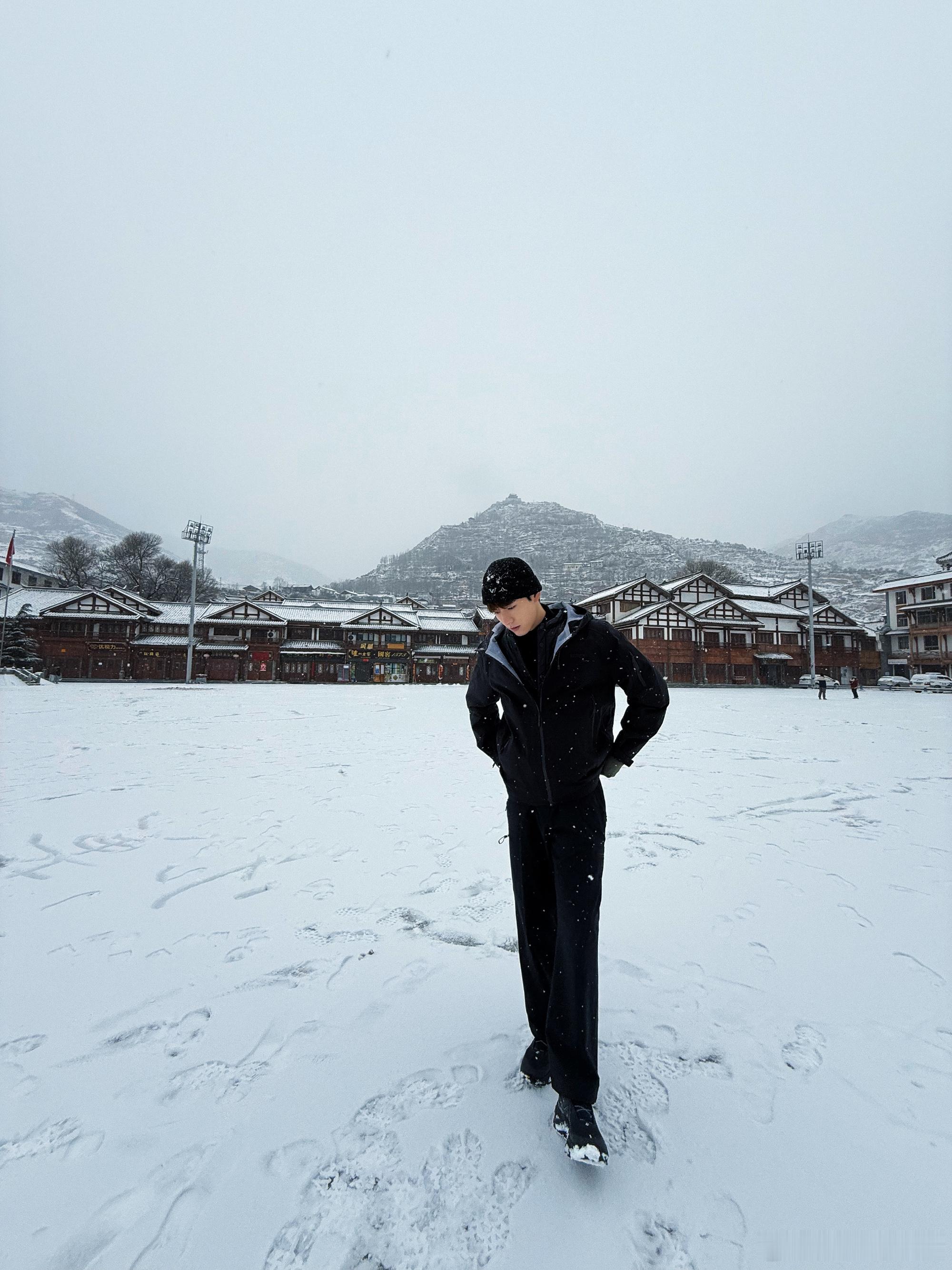 龚俊雪地里的高冷男神  和大家分享了九寨沟好看的风景了呀，真的是感叹到龚俊雪地里