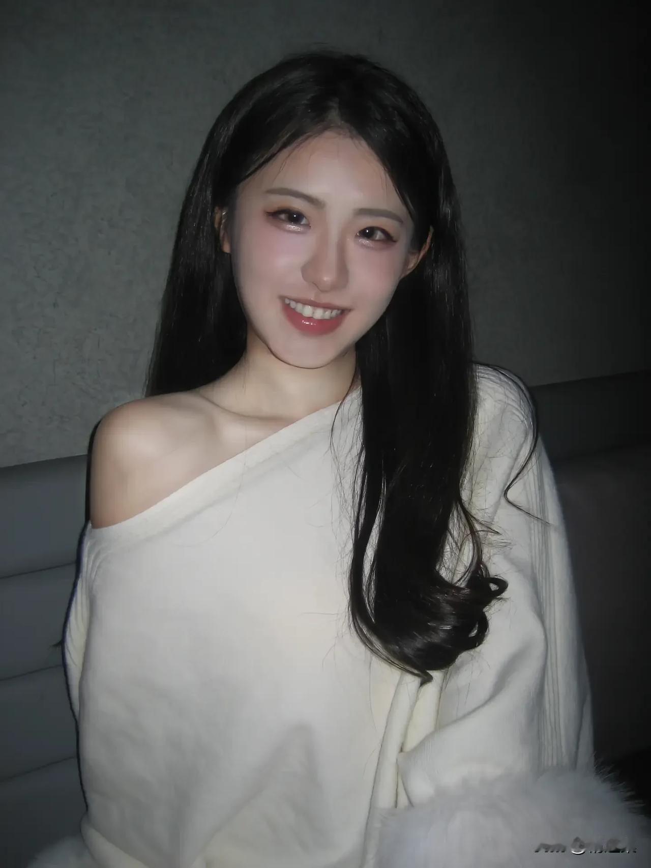 温柔微笑，优雅白裙，夜晚的迷人魅力