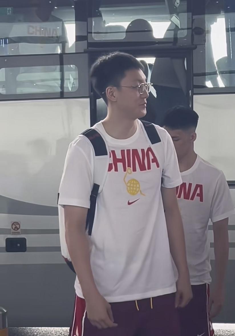 今天上午，中国男篮全队现身北京首都机场，正式启程前往佛山。
按照赛程安排，13日