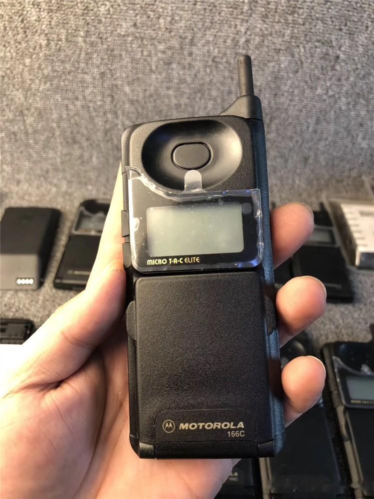 摩托罗拉手机是博主内心的白月光。

博主小时候接触的第一部手机，就是摩托罗拉手机