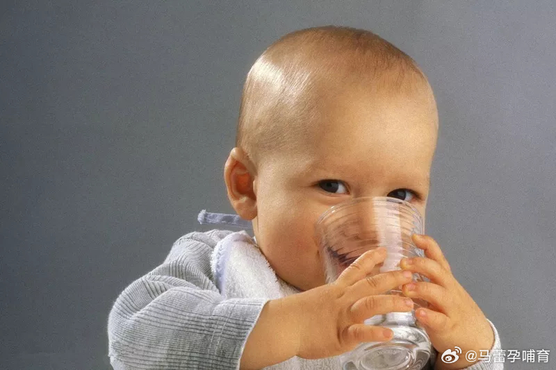 问：小宝宝到底要不要喂水？答：不需要。6个月以下的宝宝无论是纯母乳喂养，还是奶粉