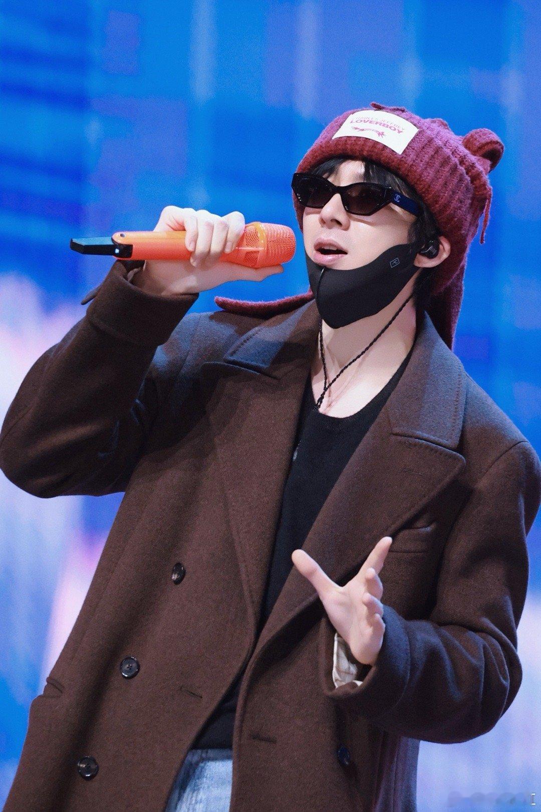 摩登兄弟刘宇宁今天是抓娃娃机 刘宇宁真的把宠粉刻进骨子里了！湖南卫视春晚上化身抓