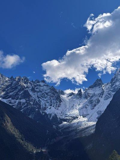 大哲学家说：
"死亡是根本不存在的，死亡只是一个假象，怎么说呢，因为我们活着的时