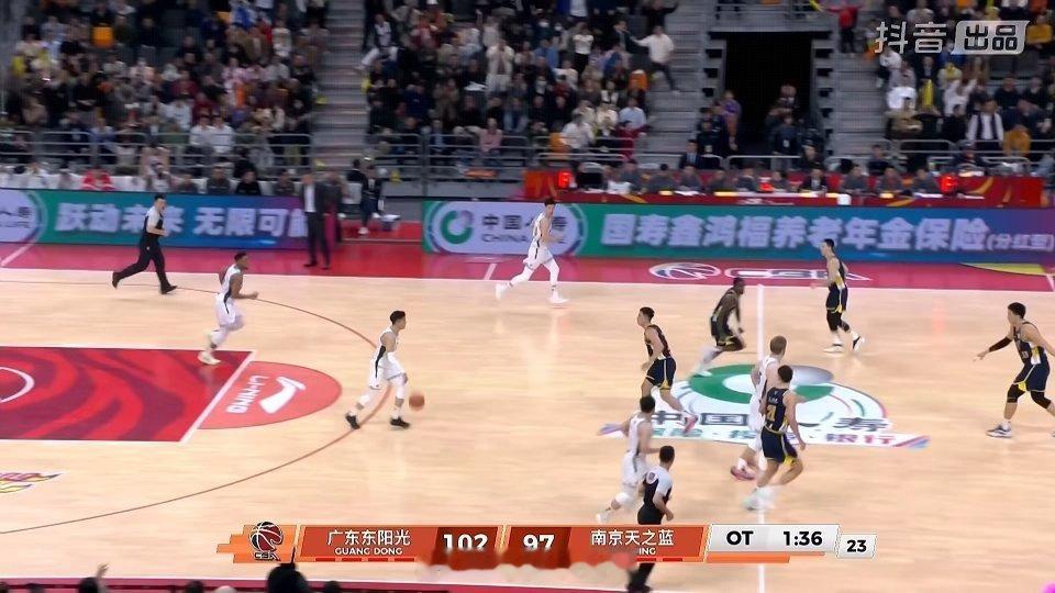 终于有点呼吸权了，发文时间张文逸又进了三分！广东男篮vs同曦男篮