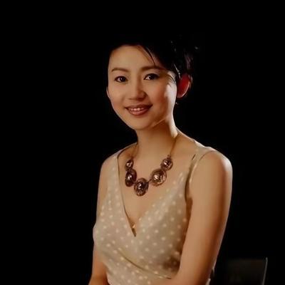 1996年，王小丫和大学老师吕成功结婚了。婚后，吕成功下海经商，王小丫前往北京发