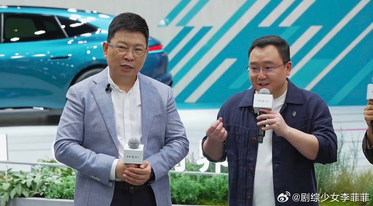 马东下单全新一代问界M9马东主持活动现场买车余总在北京车展上给马东演示夜间出行黑
