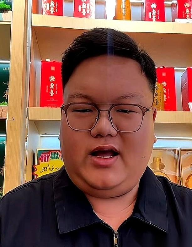 晋老五直接把话撂桌上了。
“半个月，所有欠债，我一个人清了。”
他对着镜头，身后