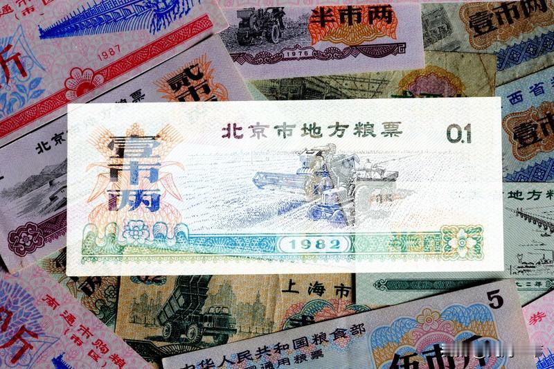 为什么那么多人怀念物资匮乏时代？
其实他们并不是怀念物资匮乏时代的物资匮乏，而是