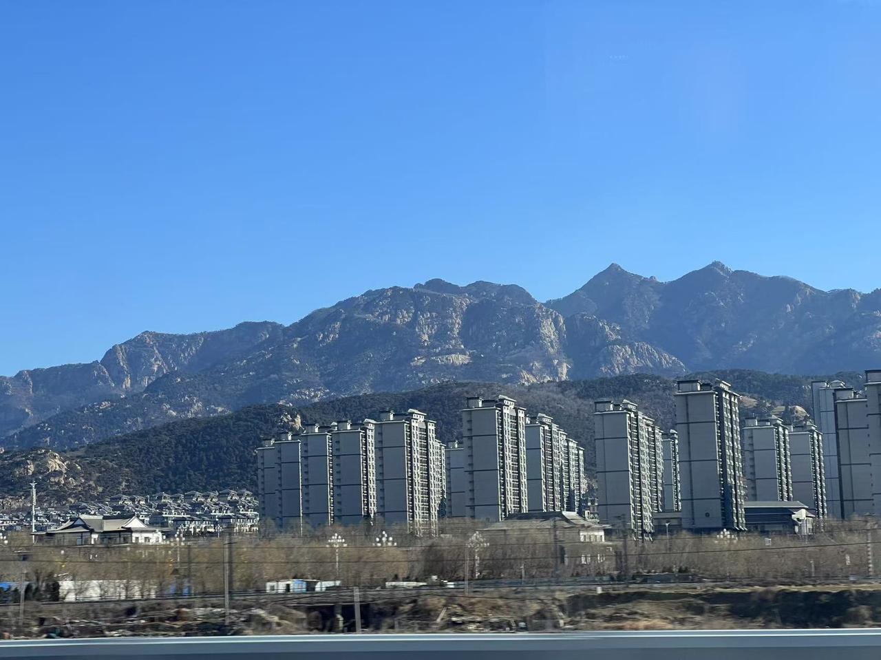 上联：两岸青山横黛色
下联：一叶扁舟纵汐泽
下联：诚邀友友对？？？