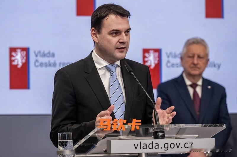 捷克政坛纷争再起：总统认为外交部长向其发送敲诈式短信
洲哥讲时事 当地时间202