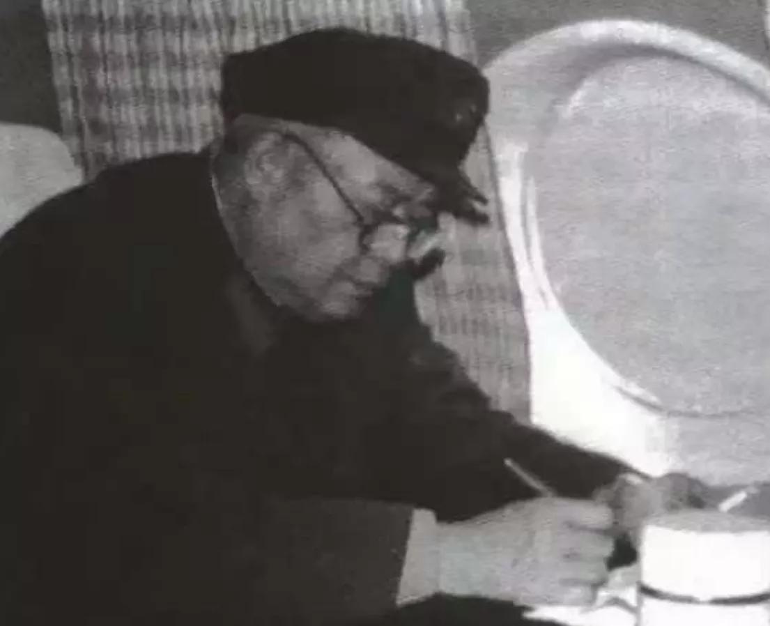 1966 年，杨尚昆被错误关押在监狱中，严重的低血糖让他多次濒临死亡，正当他绝望