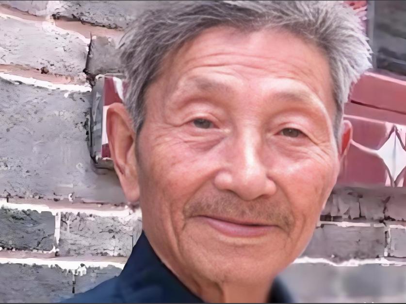 1979年 ，一位老人为了证明自己是老红军，不顾危险在北京拦下一辆军官的车，眼看