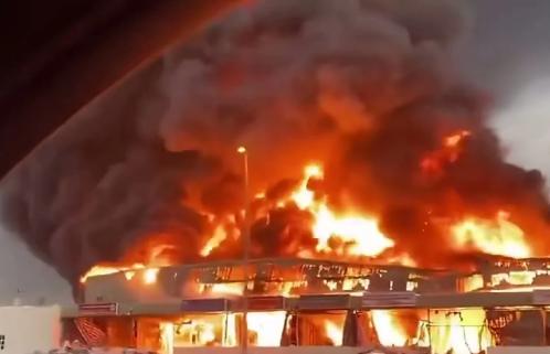 迪拜还不收手，这是无人机撞上迪拜国际机场的油罐场景。
想想，这一次海湾国家基本上