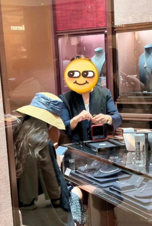 偶遇刘亦菲买珠宝天仙私下逛街也爱逛珠宝店，安安静静坐在柜台前挑选首饰太有韵味~偶