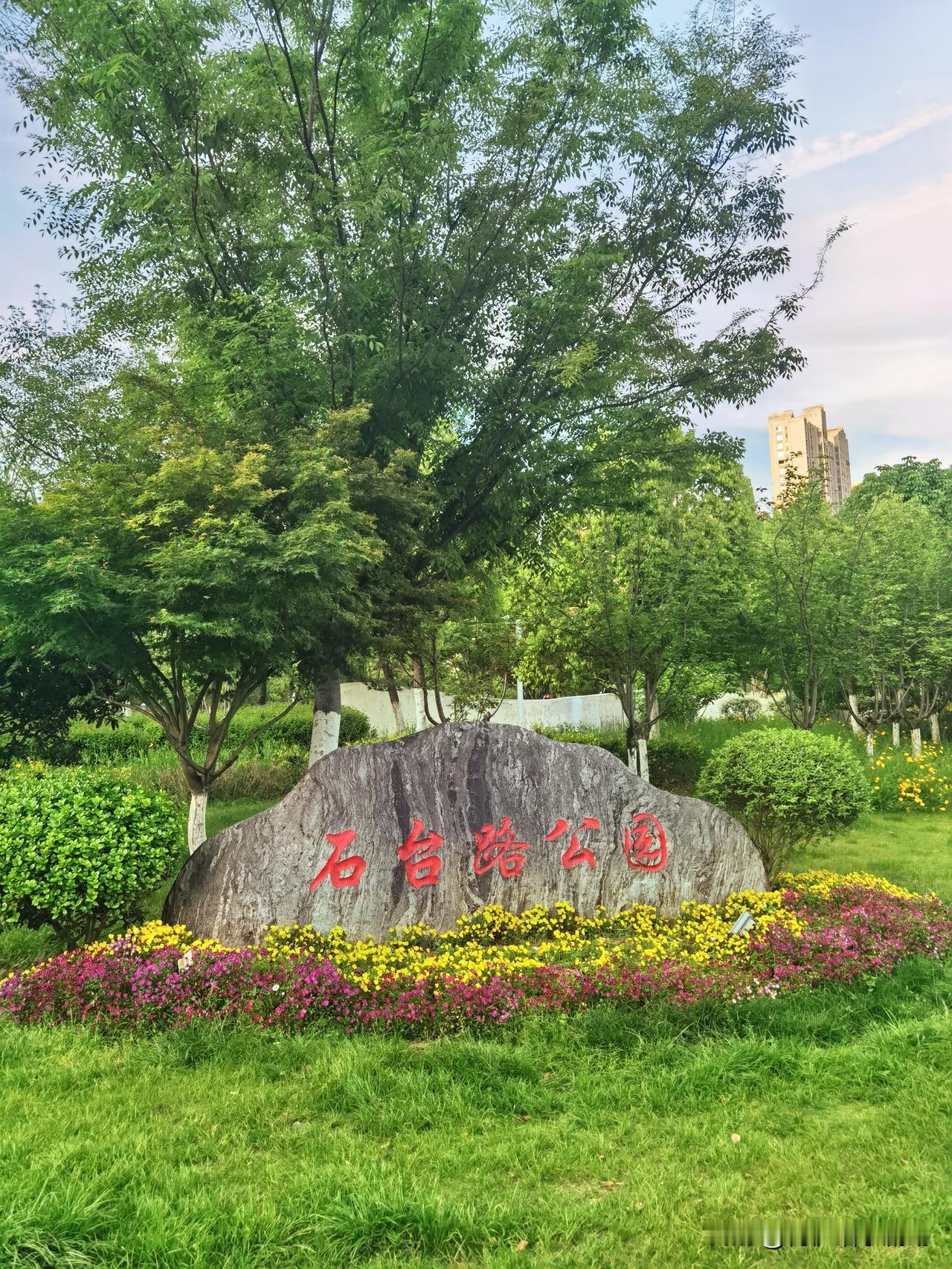 最近“真心话茶局”突然火了，想想挺有道理。现在的我们，和同事说工作，和朋友聊八卦