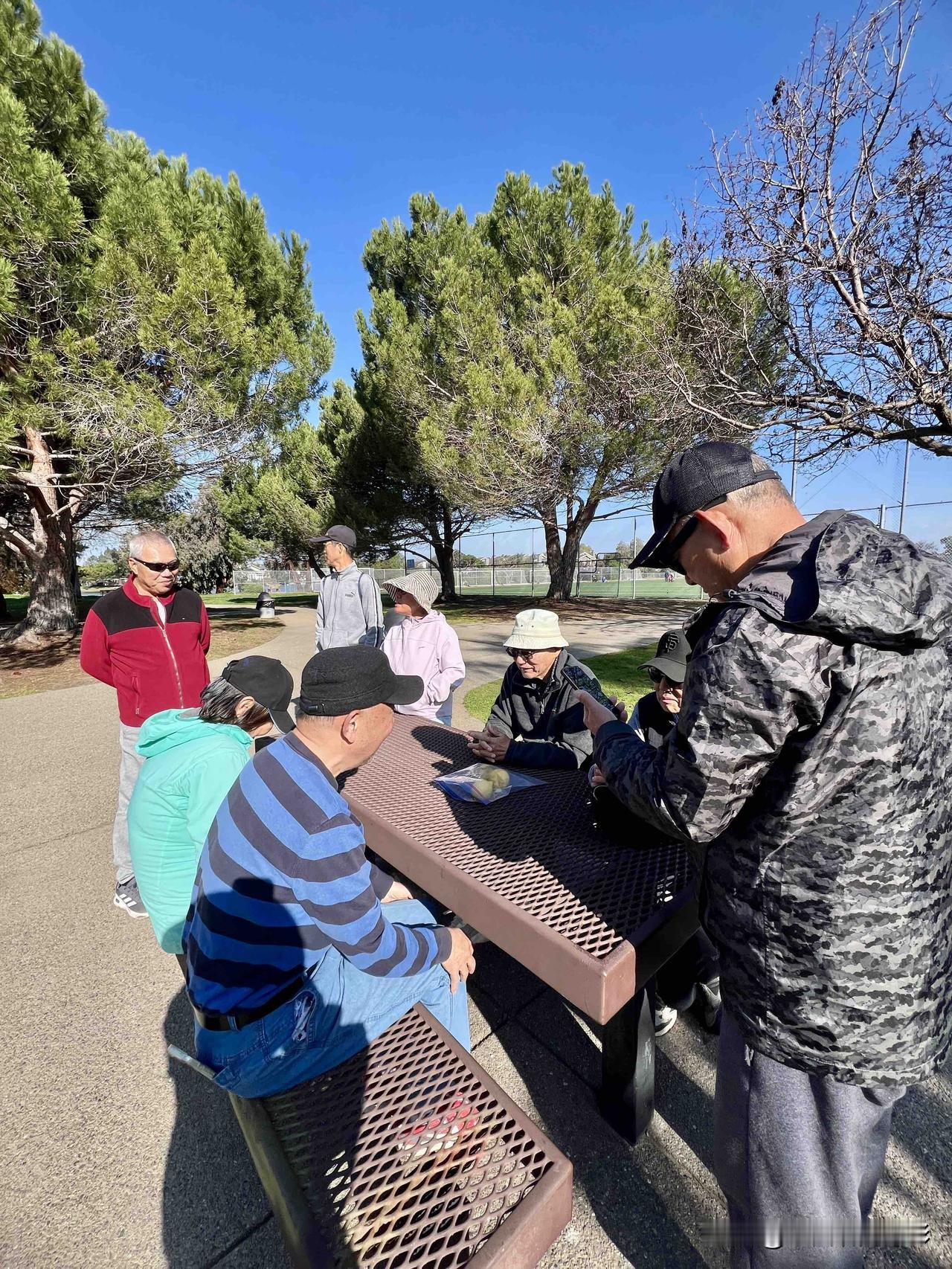 国内来的老年人，全是独生子女父母，照顾子女的孩子，不远万里跑这里，一边带孙子孙女