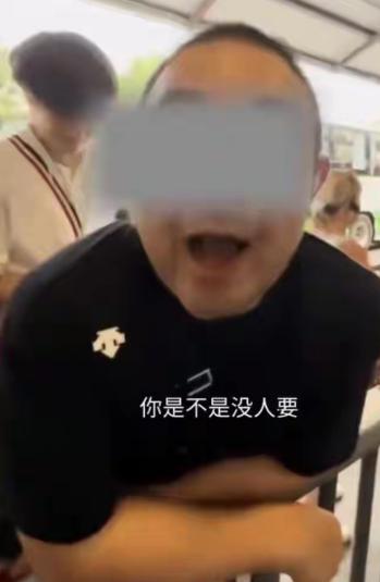 北京慕田峪长城索道排队处，男导游带4名外籍游客插队，被廖女士劝阻。男导游恼羞成怒