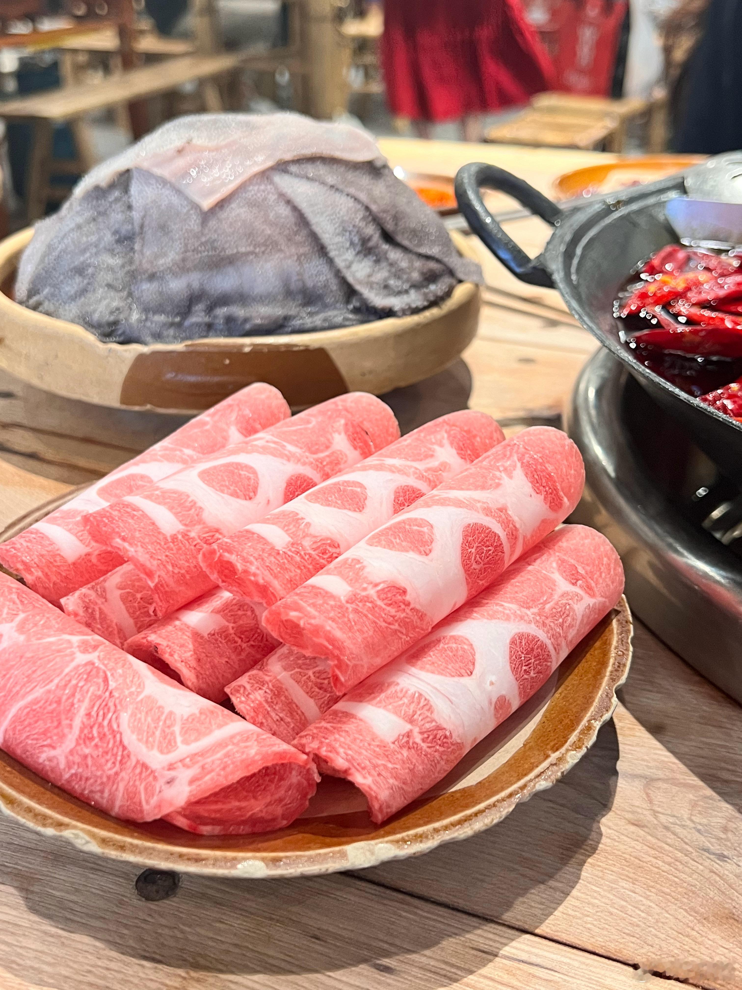 提问：你觉得这种火锅店称作“老肉片”的肉，是合成肉吗？[费解][费解][费解]#