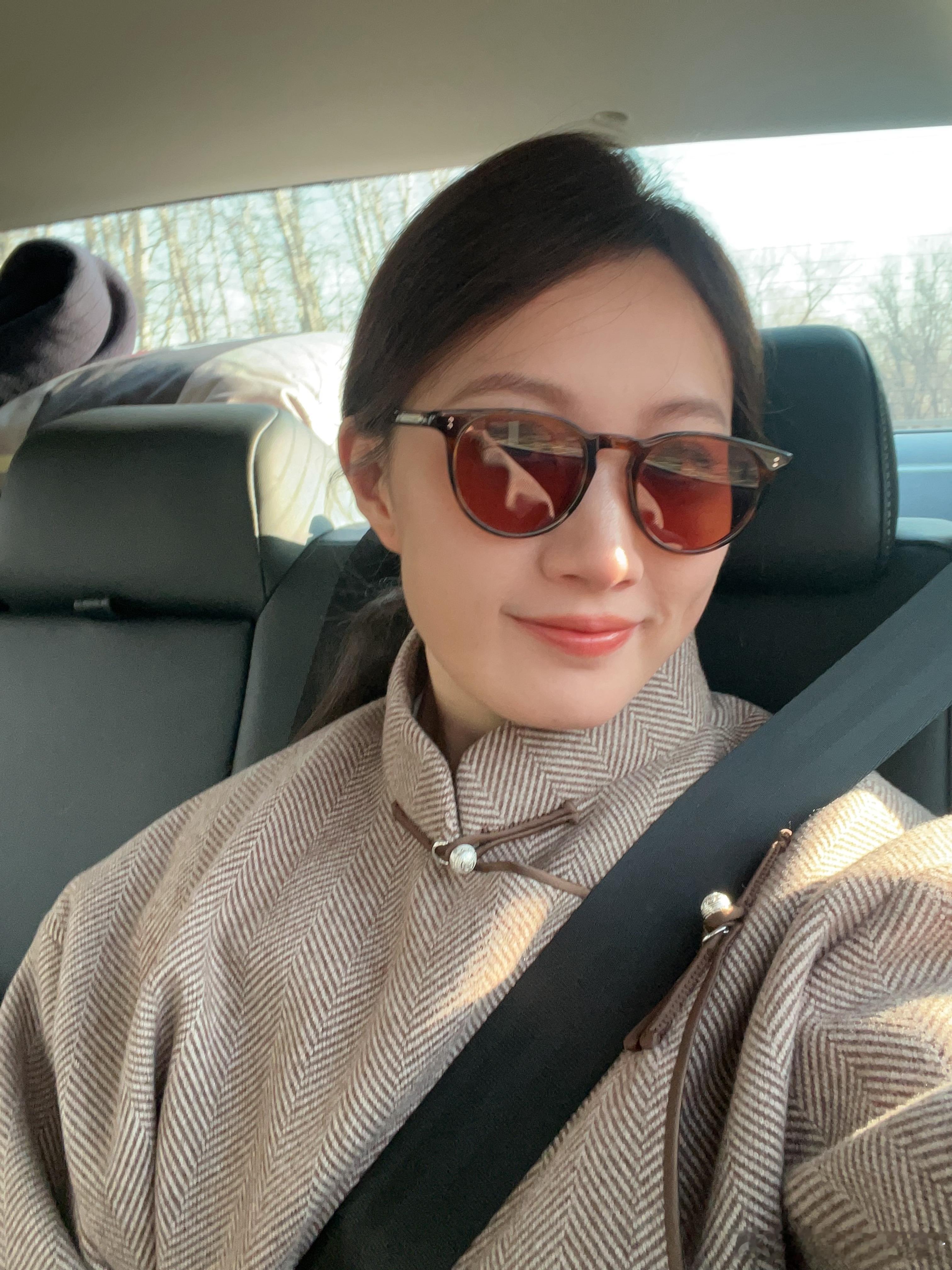 大家早啊 今天是蒙式小马前几天在内蒙买的袍子 北京的天气穿正合适 北京