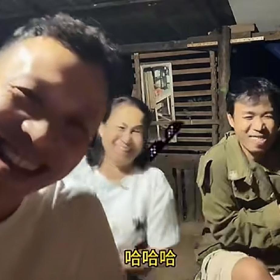 小雅的妈妈生了两个儿子，一个女儿，培养了两个大学生，小雅和她的大哥都是大学生。二