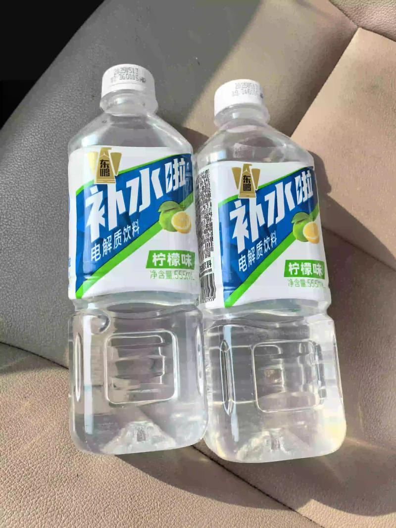 东鹏补水啦爆火不是偶然。首先，名字就是“消费开关”，别的电解质水概念模糊，它直白