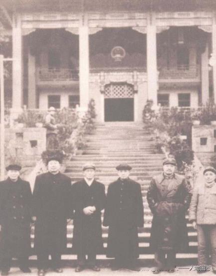 1952年，贺龙(右二)与王维舟、熊克武、龙云、刘文辉等在西南军政委员会大礼堂前