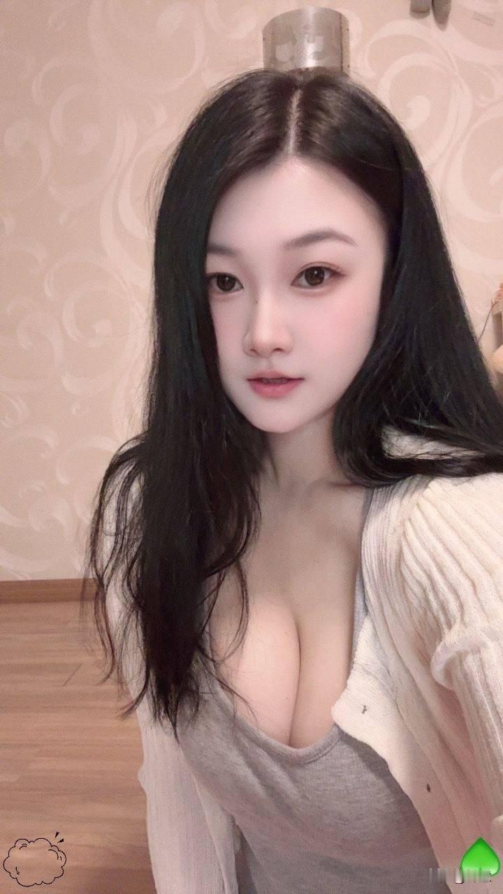 离婚后的前妻愈发楚楚动人，这无辜的眼神，看一眼心都要碎了。