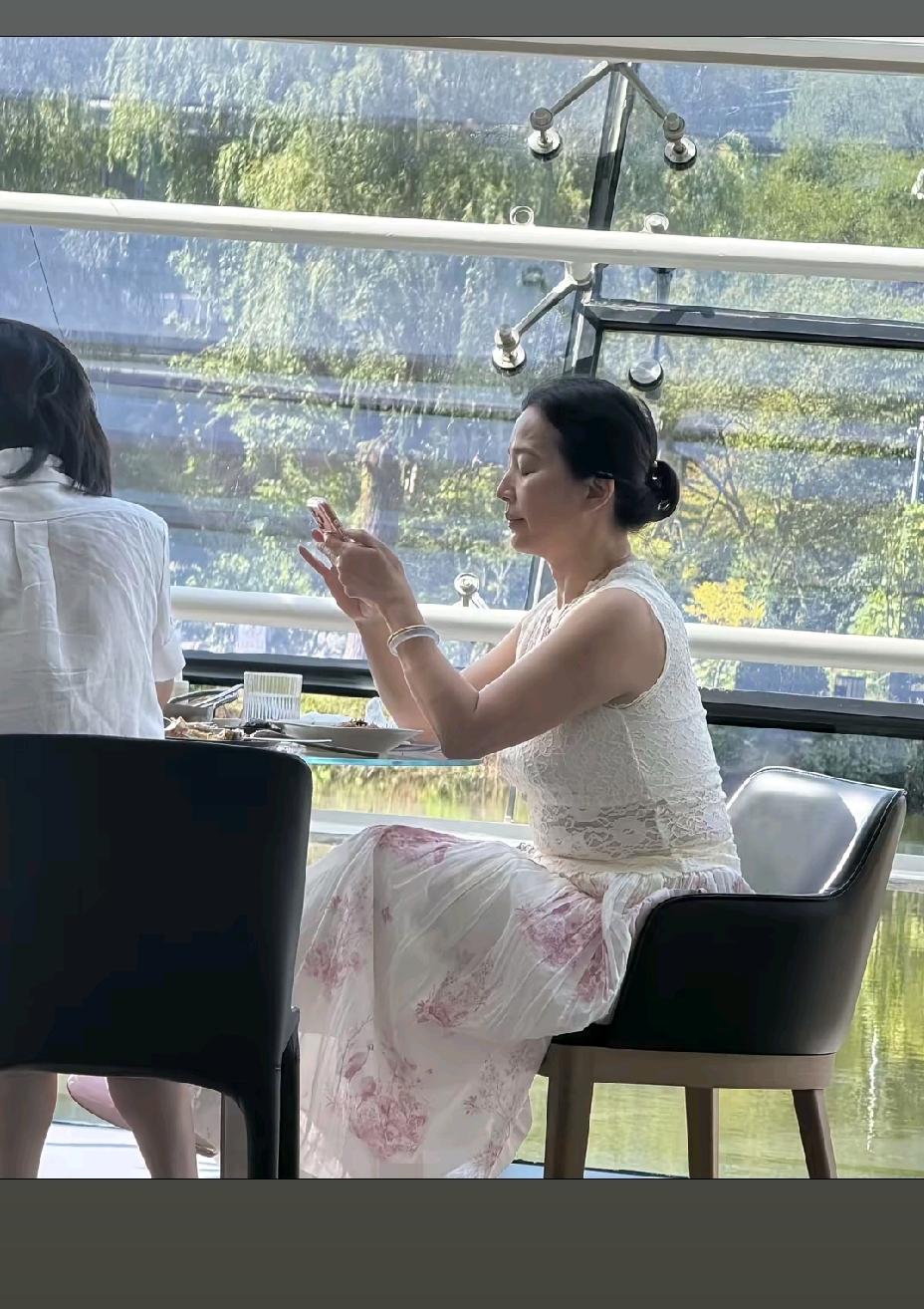 70岁这个状态真牛，感觉普通人五十岁就是这个状态了！刘亦菲的妈妈好有气质啊，快七