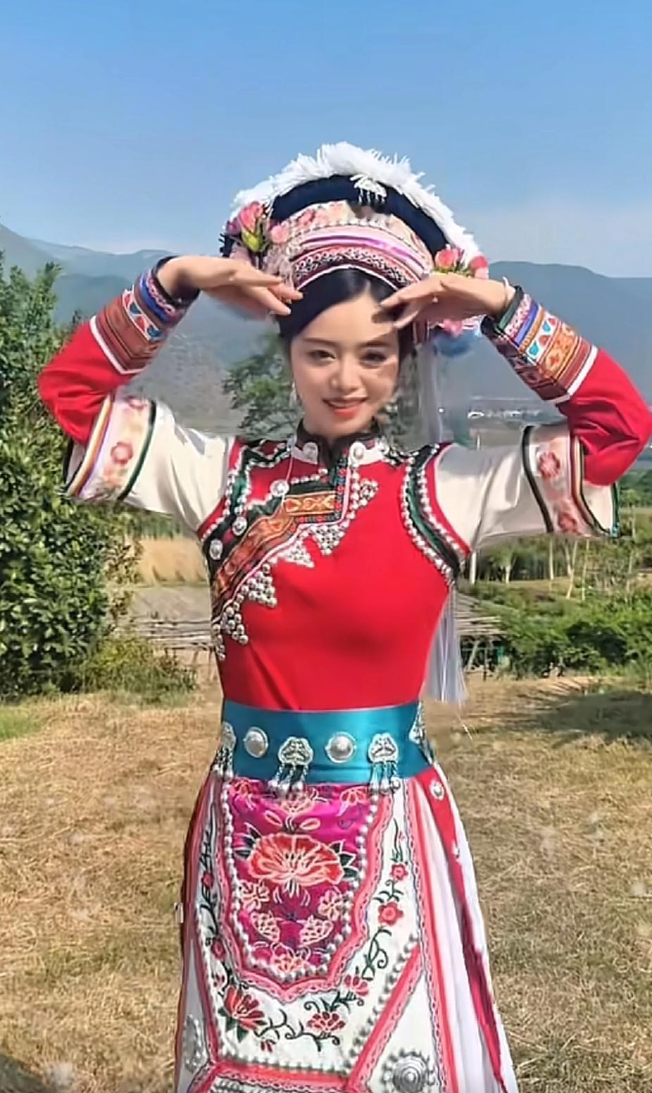 小贝这次“阅山河”在云南，身着大理白族服饰，载歌载舞欢快活泼。