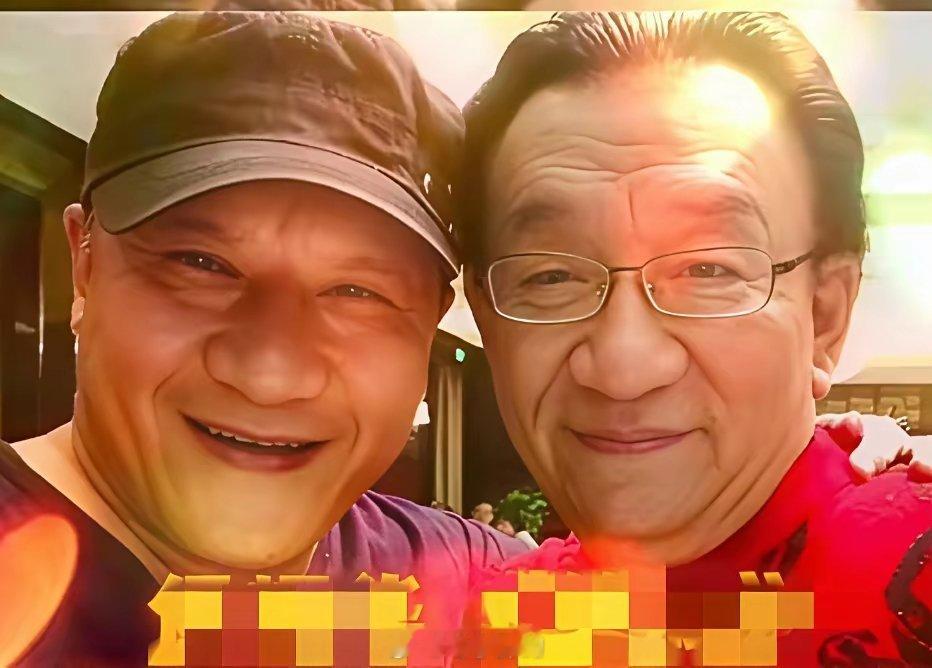 520当天，侯耀华在直播间演唱“笑脸”并晒出自己穿红色上衣与歌手谢东在一起的留影