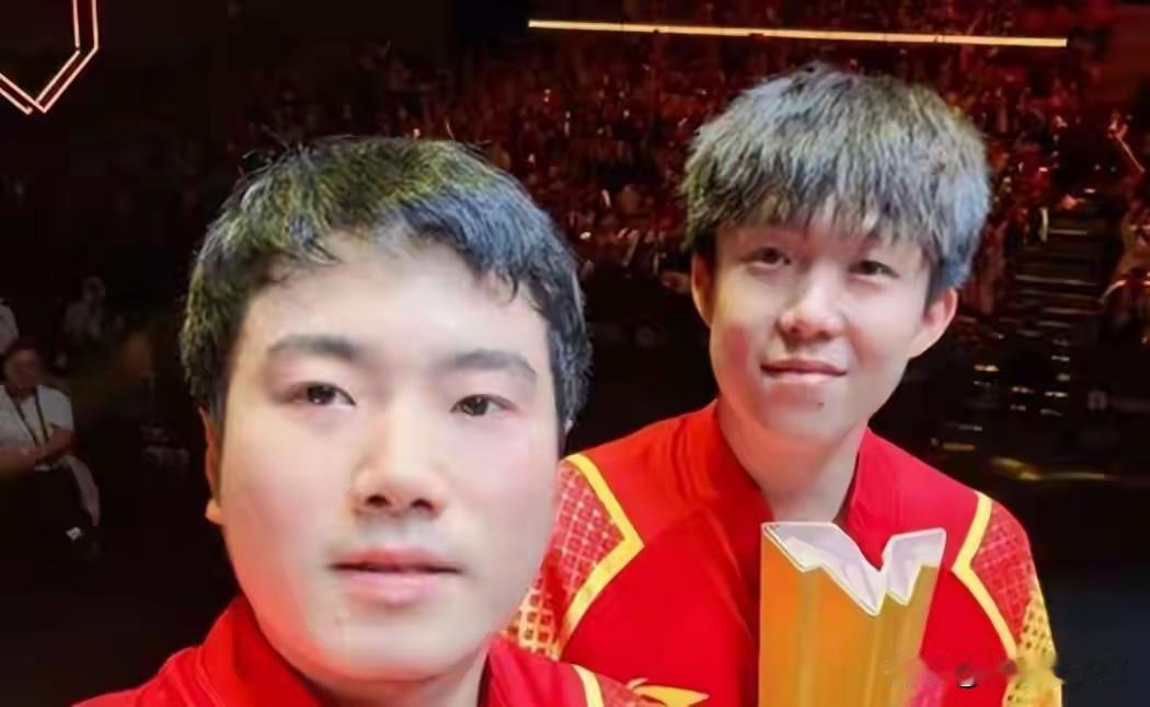 据媒体报王楚钦正式接任国乒男队队长，梁靖崑出任副队长，接过马龙坚守12年的队长接