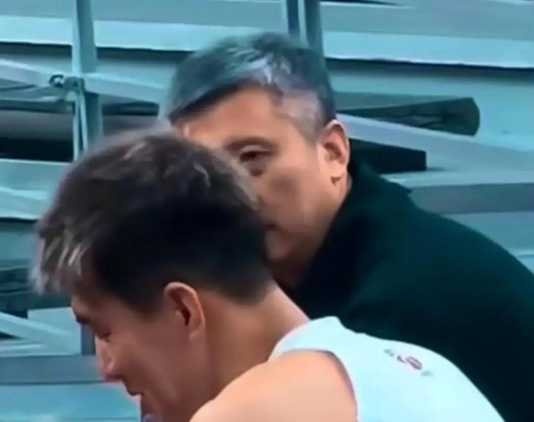 郭士强拎着果篮进病房，第一句话不是“伤咋样”，而是“上次你说我该带徐杰，当真不？