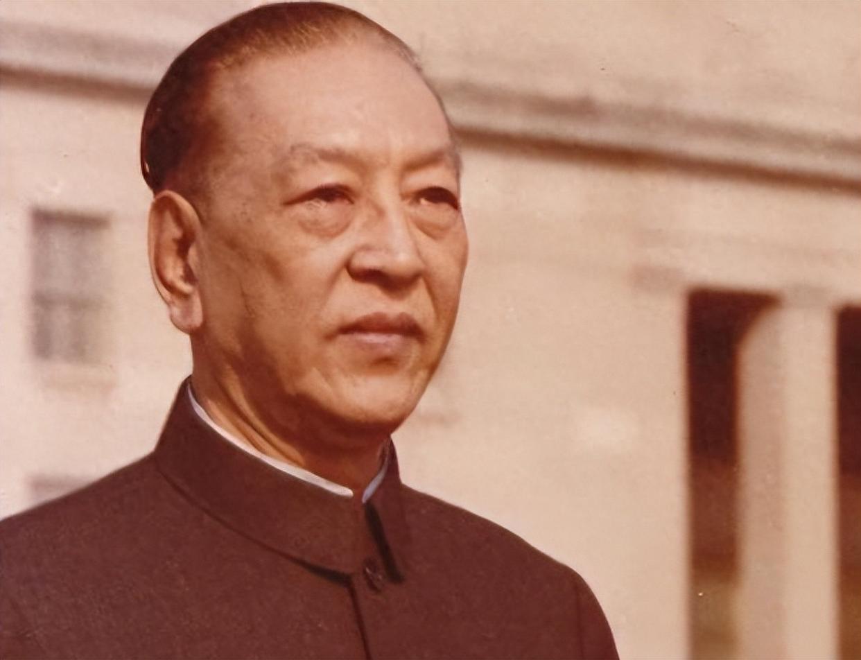 1976年10月的一天晚上10点，耿飚奉命接管中央广播事业局。他从警备部队中挑选