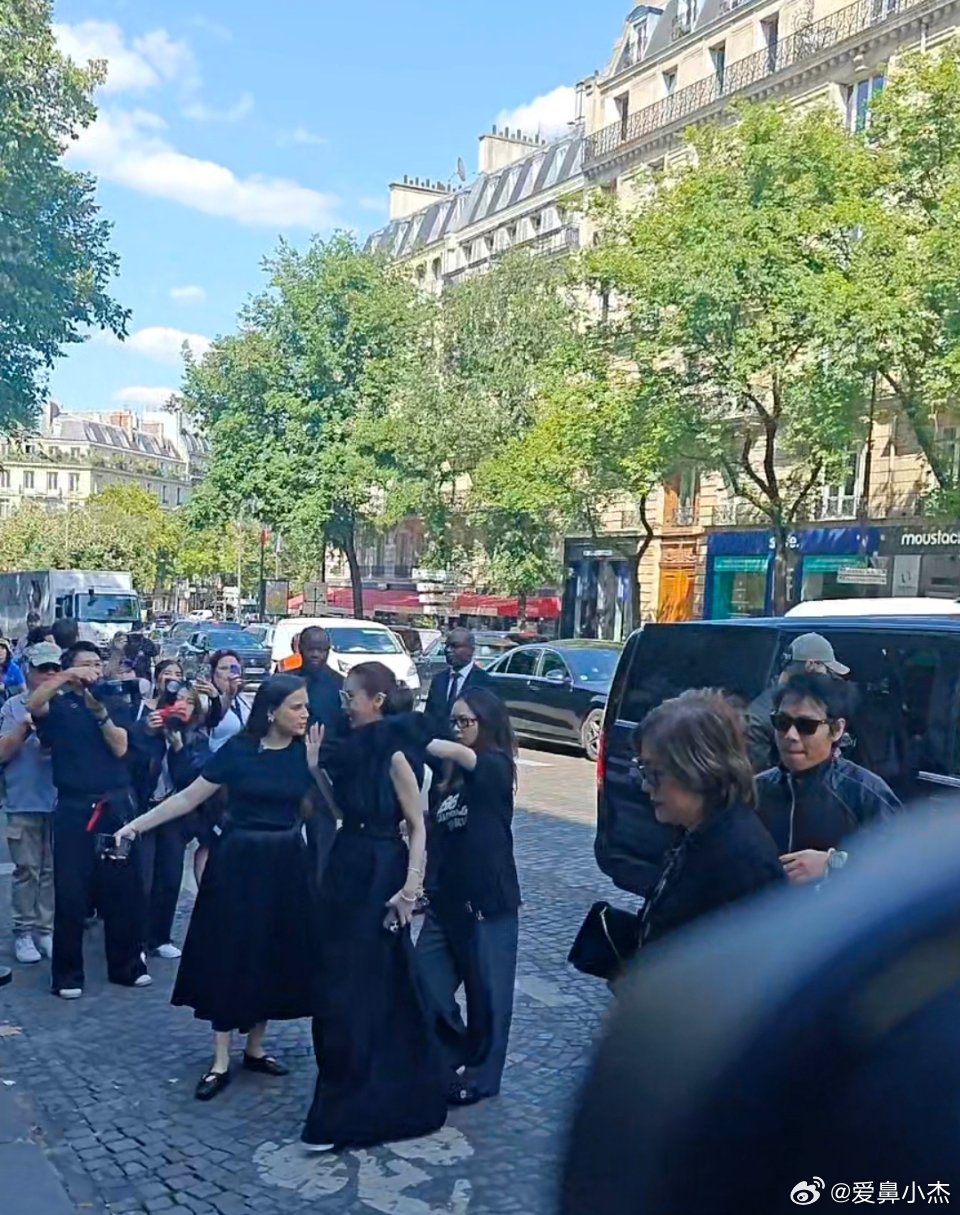 angelababy ｜angelababy 港风还得港女来 黑裙➕盘发？➕🕶
