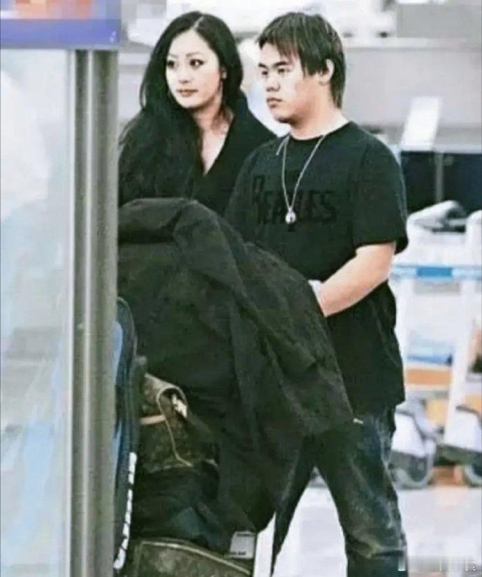 钟镇涛的儿子完美避开了章小蕙的高颜值和高个子 ​ ​​​