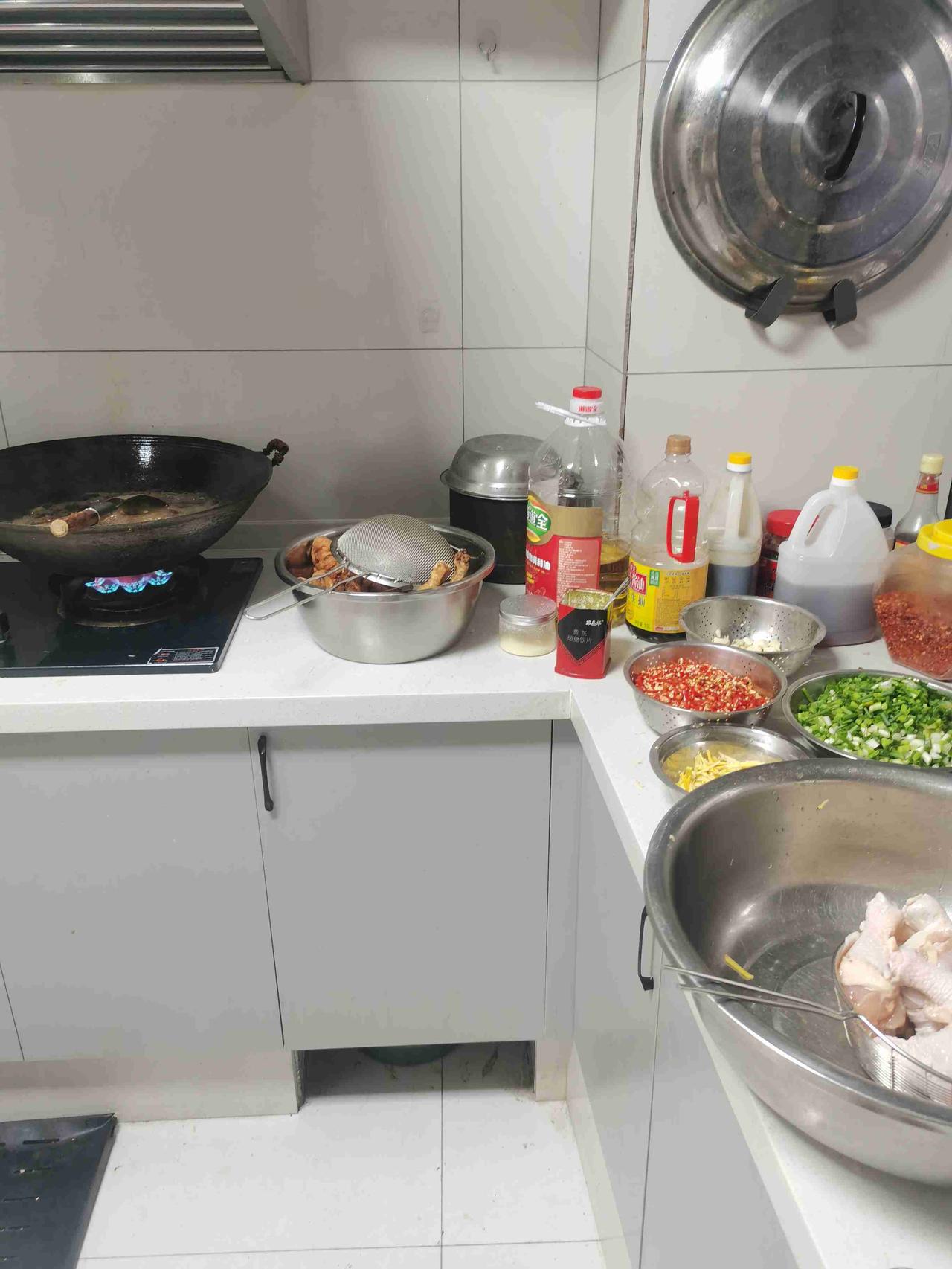 我的今日状态：🥲强颜欢笑
我这里的天气：☁️阴天
生活无情的一脚，把我从高处踢