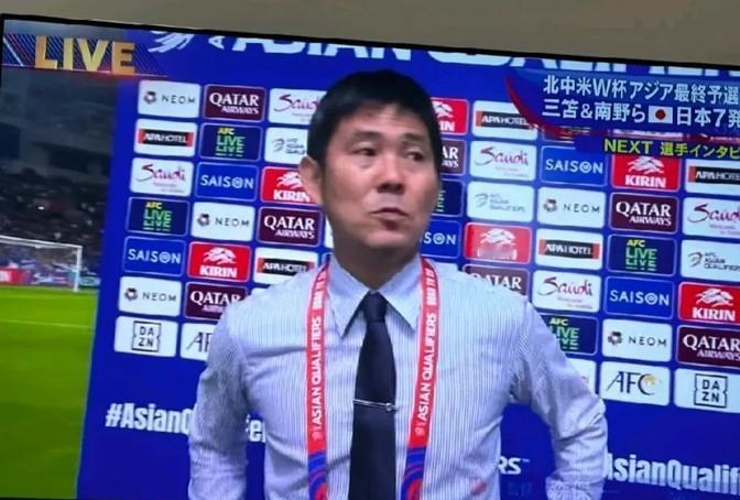 日本男足主帅赛后竟然全程黑脸，几乎没有笑容。这可不是因为他对比赛结果不满，反而是