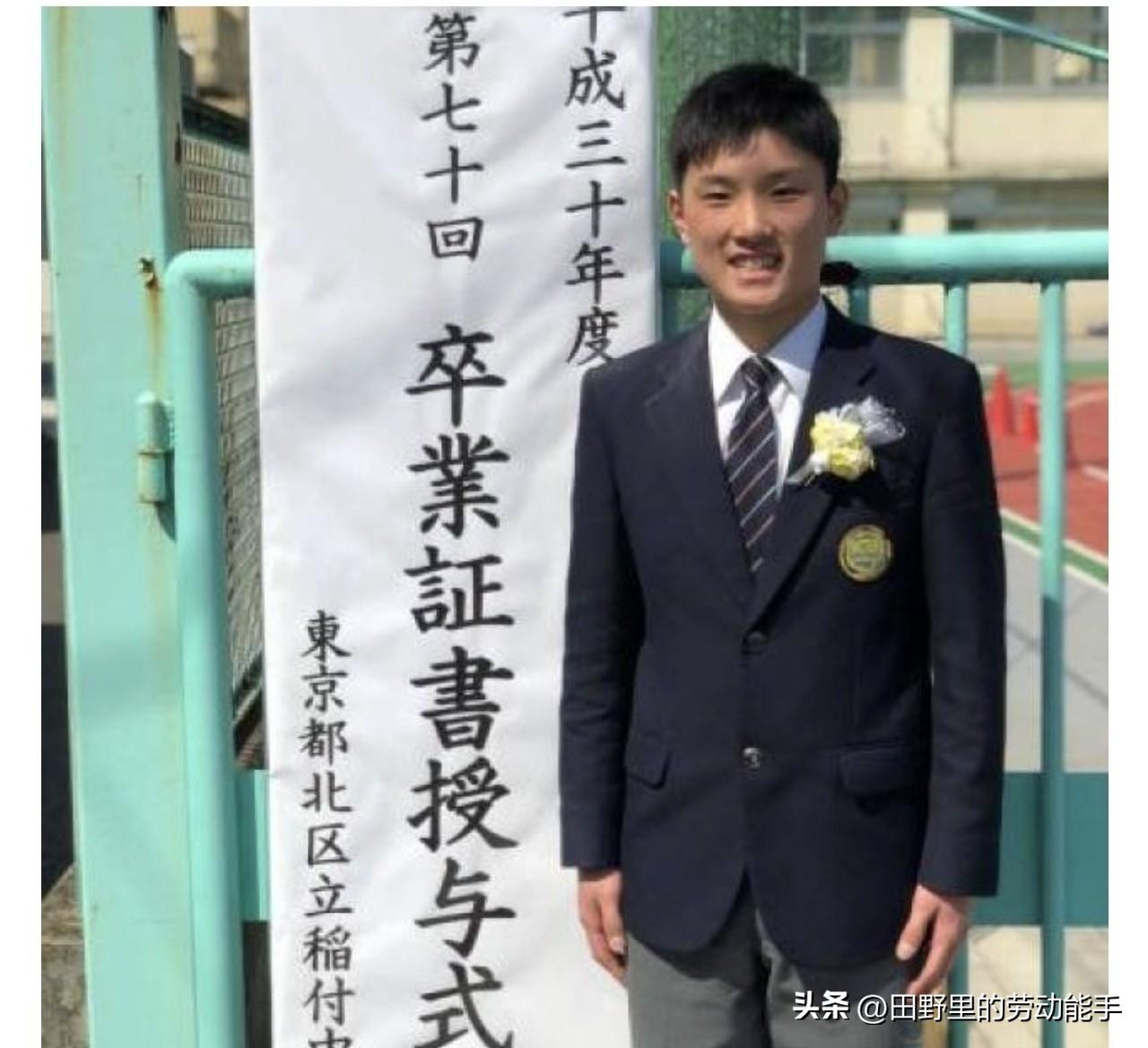 看看这像什么？张本智和在日本初中的毕业照。穿着西服，佩戴胸花，站在白色条幅前。据
