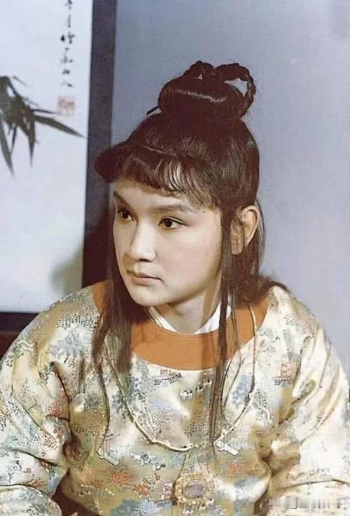 戏台之上，牛鬼蛇神种种。
“宝玉见繁华热闹到如此不堪的田地，只略坐了一坐，便走开