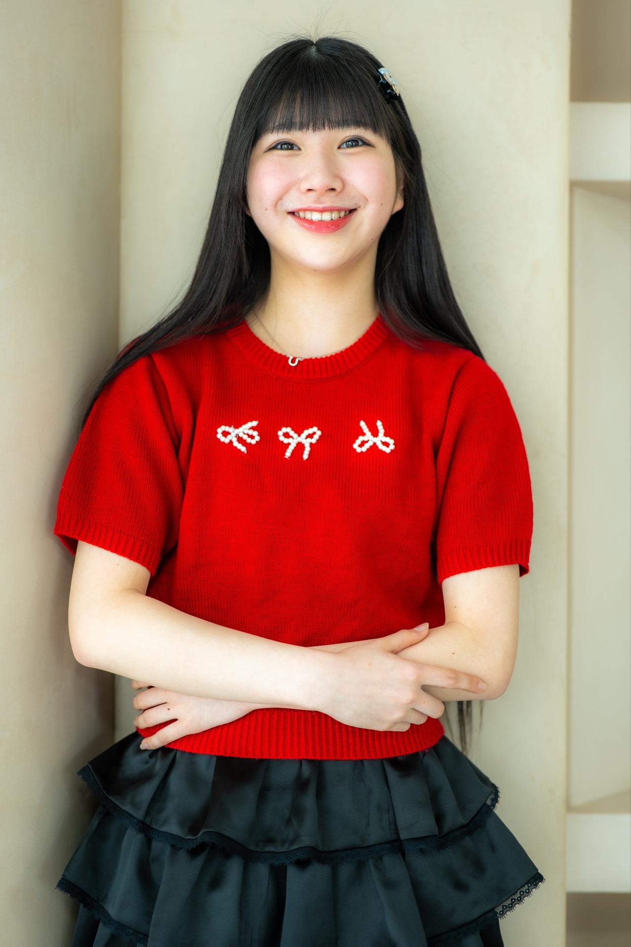 红衣映笑颜，黑裙衬芳华