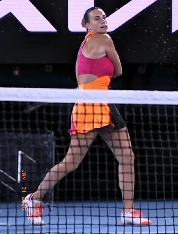 澳网女单决赛，萨巴伦卡笫二盘扳平大比分1-1。

决胜盘双方拼争呈现白热化。
萨