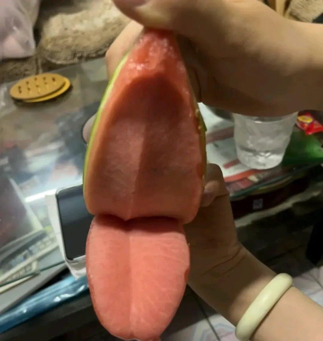 去KTV唱歌服务员端上来的，这西瓜长得有点暧昧。 ​​​