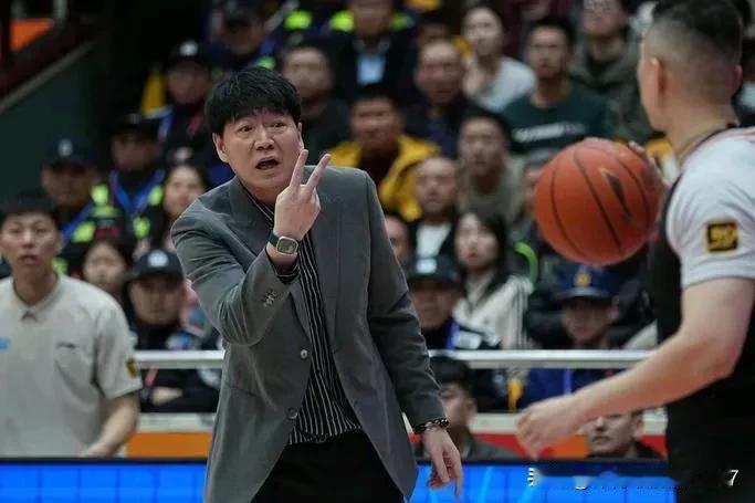谁会是第四个被驱逐离场的主教练？就在今晚结束的CBA比赛中，山东外援克里斯吃到两