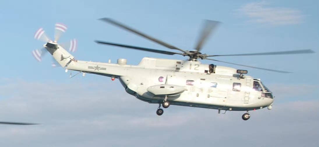 直-18A警戒直升机亮相075型湖北舰甲板，成为这艘4万吨级两栖攻击舰的“空中鹰