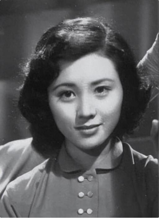 1942年，一女八路从来不洗脚，引起了游击队长甄凤山的警惕，他半夜潜入女队员房间